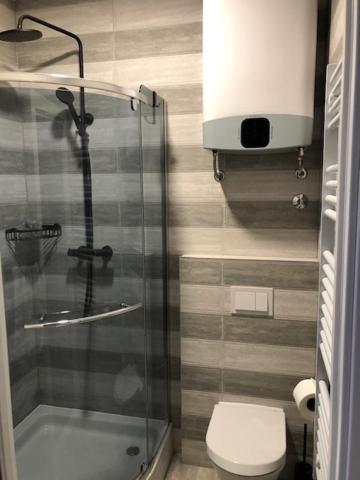 Bedroom With Bathroom Shower Split Eksteriør billede