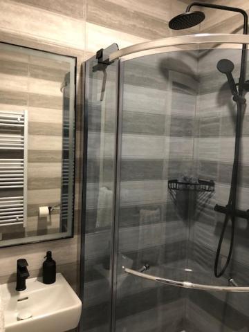Bedroom With Bathroom Shower Split Eksteriør billede